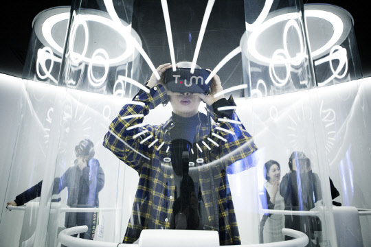 SK텔레콤이 지난달 말 수능을 마친 고3 학생 150명을 초청해 최첨단 ICT 체험관 '티움(T.um)' 체험 기회와 특강을 제공한다고 6일 전했다. 사진은 '티움' 미래관에서 가상현실 기기를 통해 드론 원격 접속 체험을 하는 모습.  SK텔레콤 제공